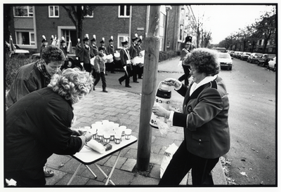 108064 Afbeelding van het schenken van koffie voor de leden van het Koninklijk Utrechts Dilettanten Orkest (K.U.D.O.) ...